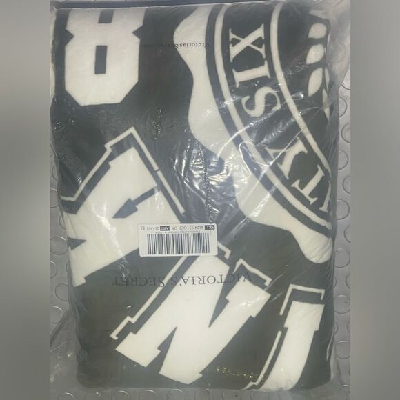 Nwt olive shield logo VS pink fleece throw blanket nwt nip - Picture 2 of 4
